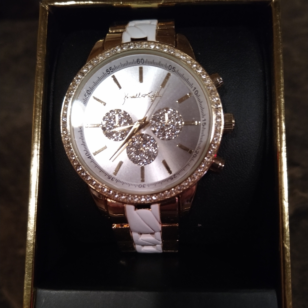 Kendall and Kylie watch